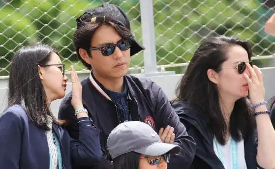 曾与江珊相恋靳东与李佳婚后秒变暖男胡歌都坦言要向他学习