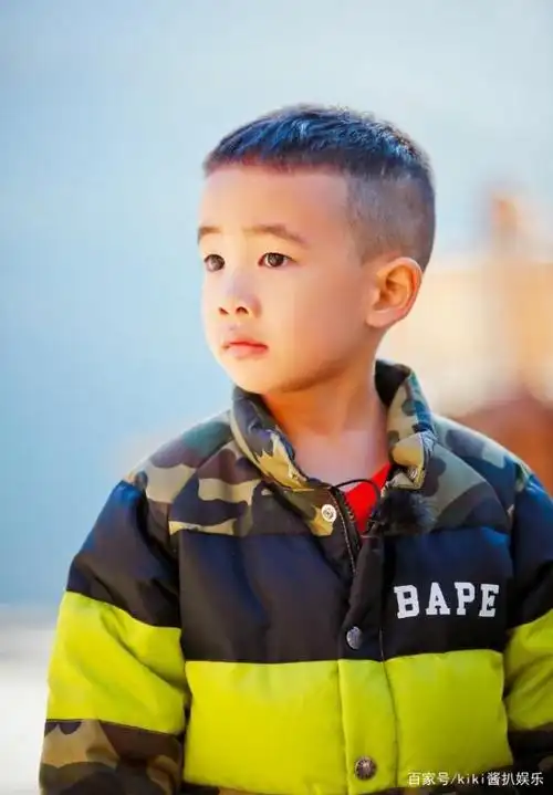 陈小春儿子用滤镜变成了有胡子的成年男子,依旧软萌可爱