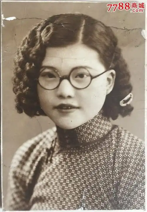 民国老照片"波浪烫发型的大家闺秀,戴眼镜的知识女性