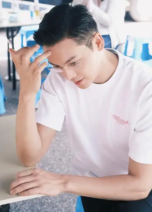 陈伟霆金丝眼镜 霸总舒适圈