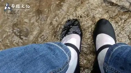 山涧小溪牛仔裤白丝袜黑一带高跟布鞋戏水随拍(二)