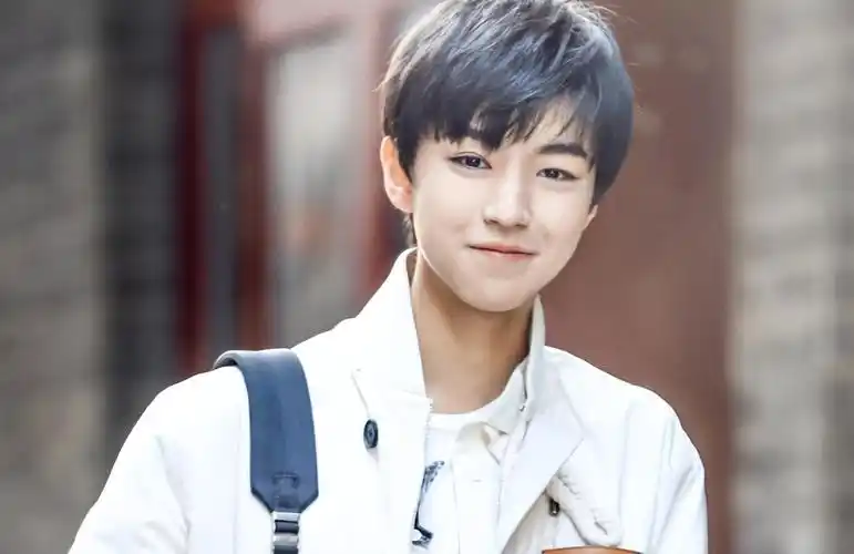 王俊凯:近照皮肤变黝黑,身材却还是非常纤瘦