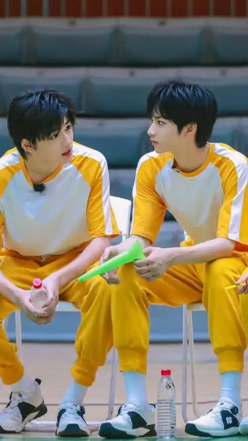 祺鑫文轩超话9592#文轩#礼貌拿图 抱图评论 4399!