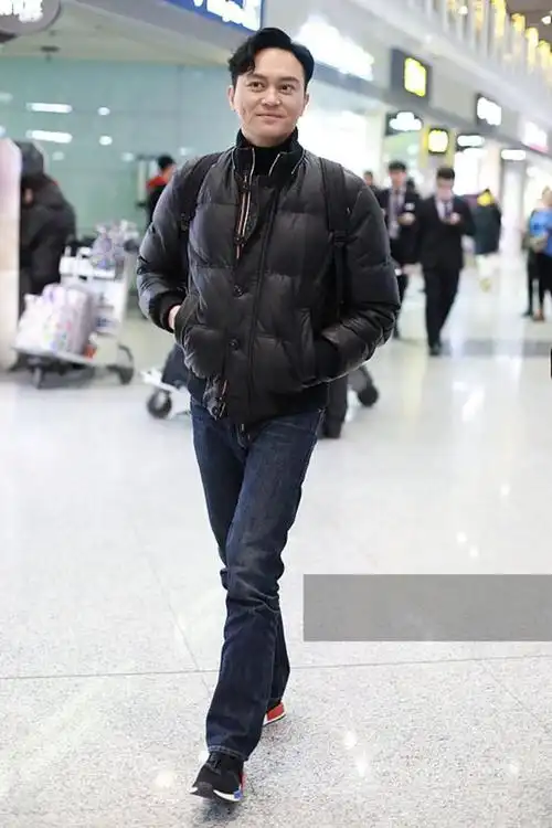 张智霖穿黑色羽绒服搭配牛仔裤现身 双手插兜行走秀大长腿