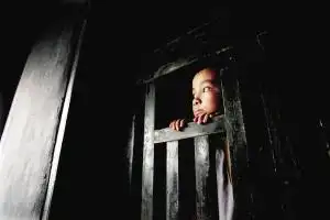 9小孩体验当"小萝卜头""出狱"后高呼"自由万岁"