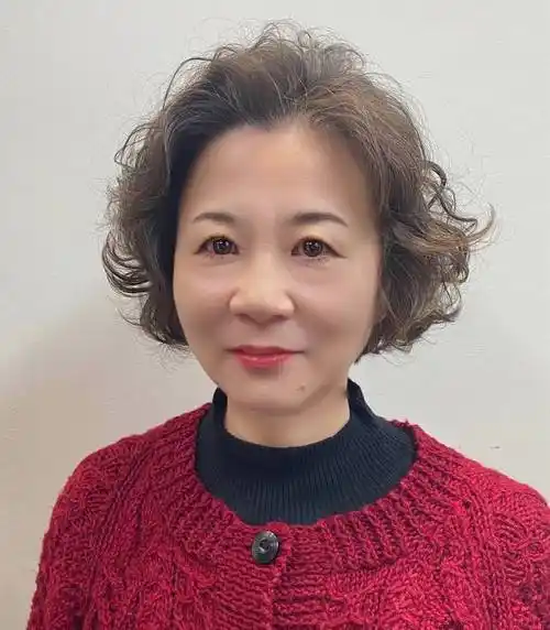 老年人翻的烫发,大多是烫的不够卷,或者发根不够蓬松,最后发型不适合