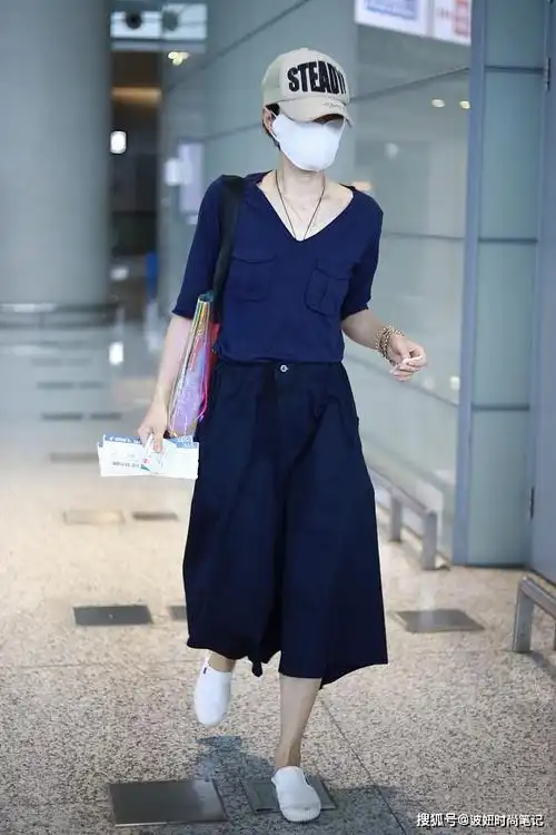 原创马伊琍穿衣没个明星样v领t恤搭配布袋裙简约知性气质真出众