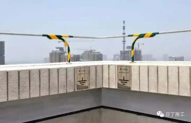 ④避雷带引下线应与转角第一个支架重合,并在基层刮糙前调整到位,其余