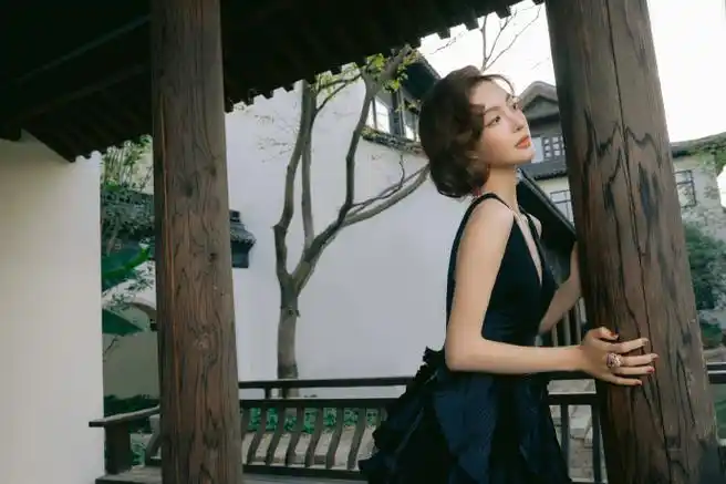 金晨超话有序而灵动的剪影,在冬日里的煦日晨风中,自在舒展94@金晨