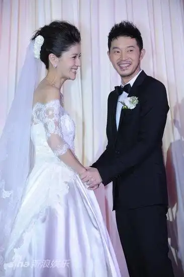 组图:沙溢胡可婚礼秀恩爱 互戴婚戒忘情舌吻