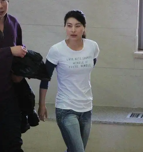 郭晶晶应该是最接地气的豪门媳妇,t恤很有地摊货的感觉!