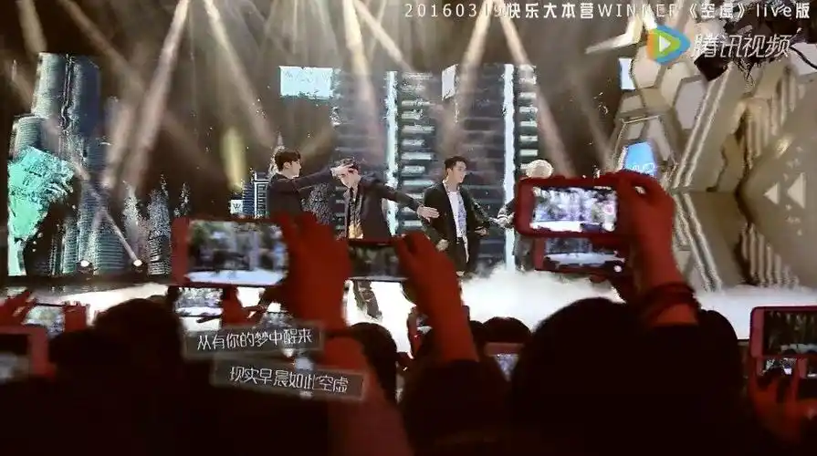 八年前的今天(160319),winner 在快乐大本营节目中带来的现场舞台