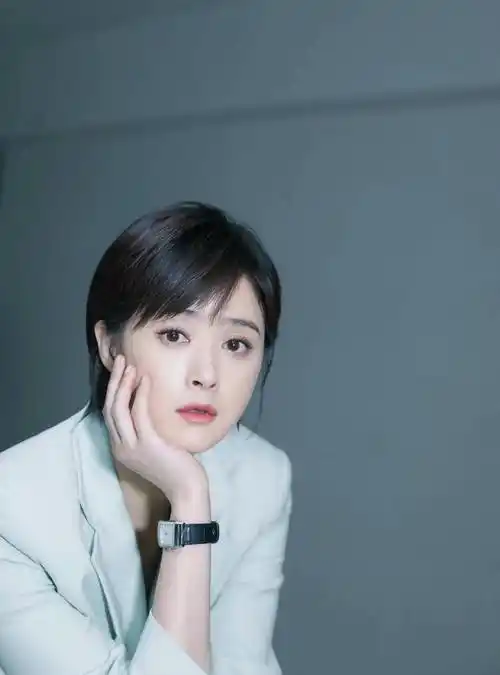 女星蒋欣时尚写真:秀外慧中,钟灵毓秀