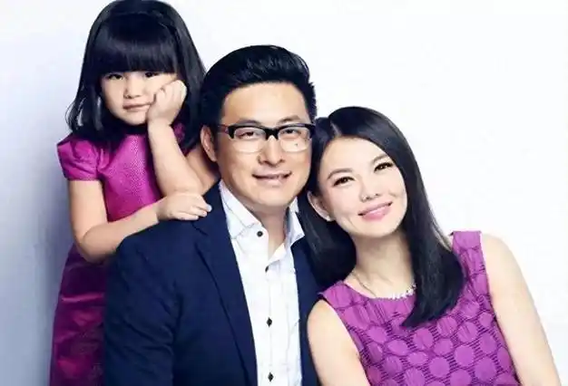 从照片中可以看出,李湘的体型明显有所发福,脸部圆润如球,仿佛她自己