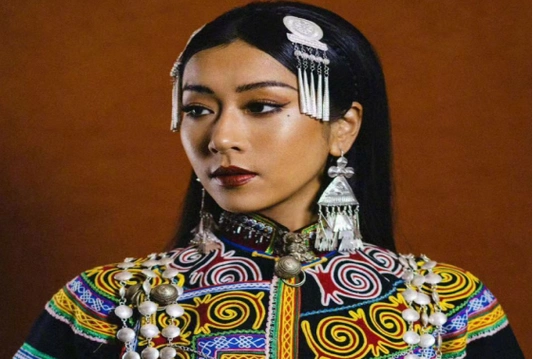 吉克隽逸彝族证件照,展现出多元魅力和民族特色