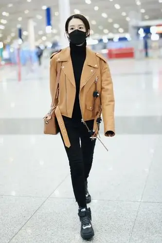 李沁机场街拍大冬天薄外套配打底衫也不嫌冷为了美也挺拼