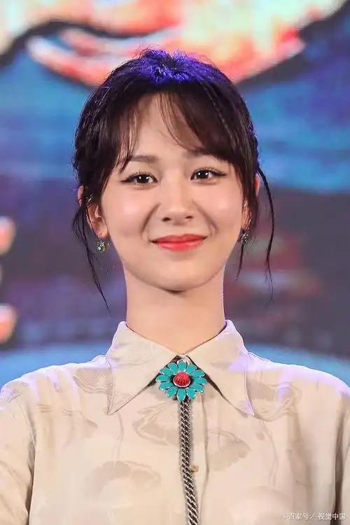 两人在2020年星光大赏后的聚会上有亲密互动,视频中肖战对杨紫摸头杀