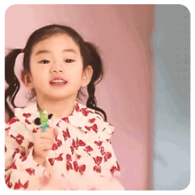 lucky首次登场,丝毫不胆怯,网友:和妈妈超像