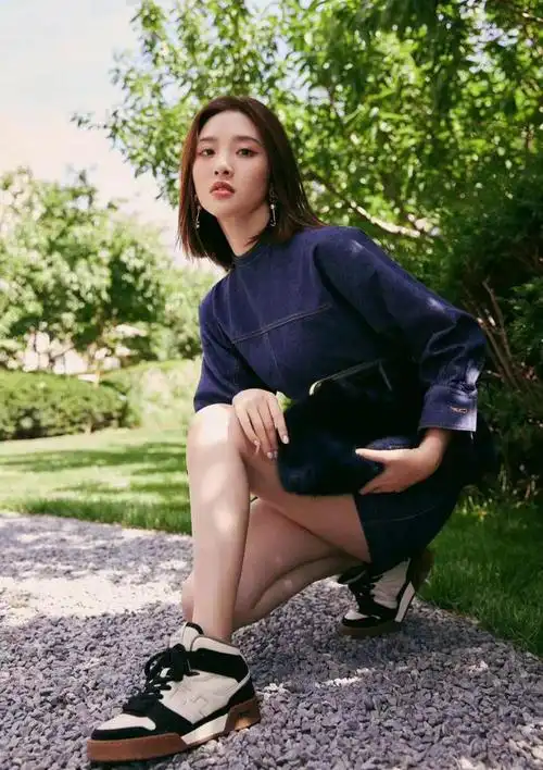 唐艺昕穿创意牛仔连衣裙拍秋日美照美腿修长显瘦又显高