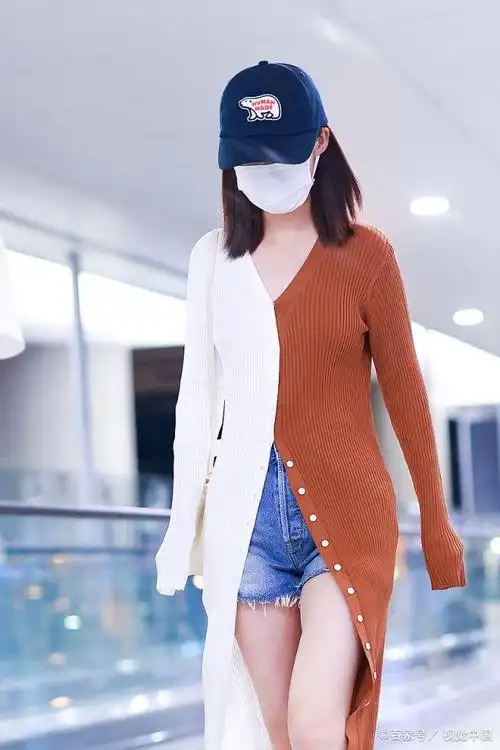 李沁修长美腿白到发光又美又飒,超长针织衫搭 热裤示范早秋潮搭