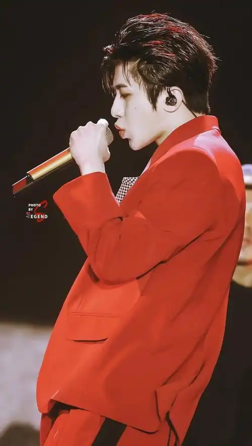 蔡徐坤出生于1998年8月2日,是一个地地道道的江苏苏州人.