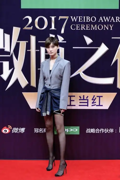 李宇春短裙黑丝性感活动图片