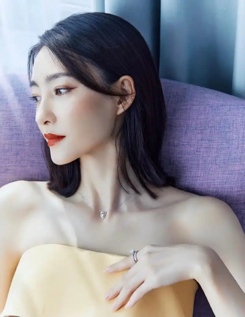 王丽坤抹胸连衣裙现身周大福钻石巡展.