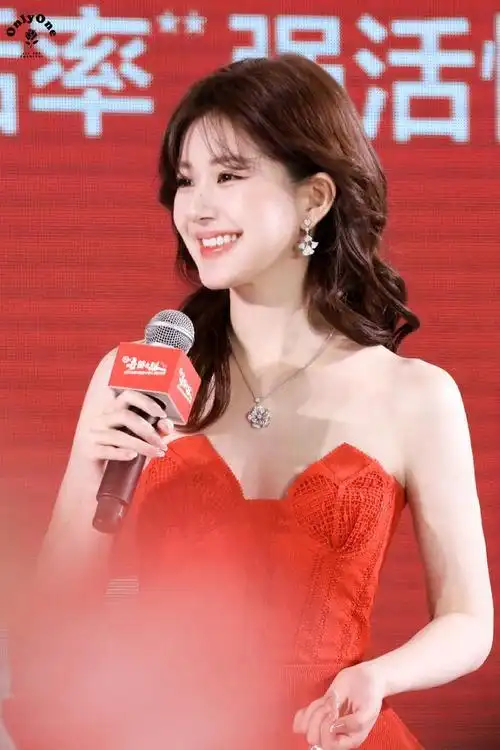 赵露思今日活动造型,红裙造型的可爱露思