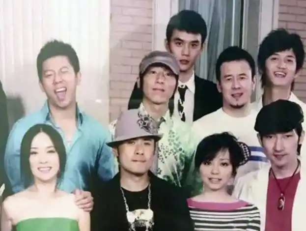 华谊十年前全家福曝光 王宝强笑得像个孩子王凯青涩