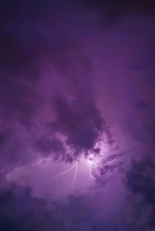 紫色闪电天气图片