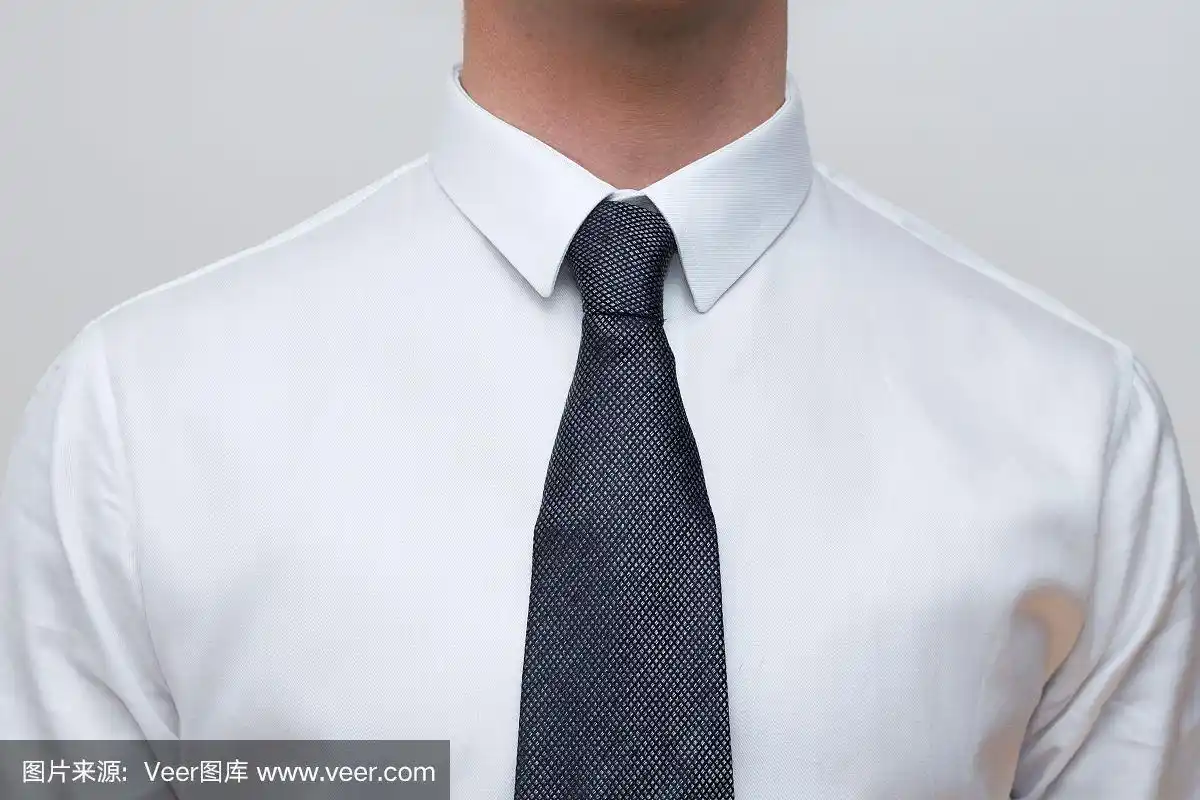 深灰色领带配白衬衫