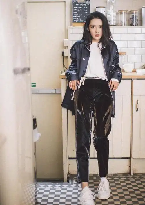 甜甜的李沁突然画风转变一身酷黑服装搭配马丁靴酷潮女孩上线