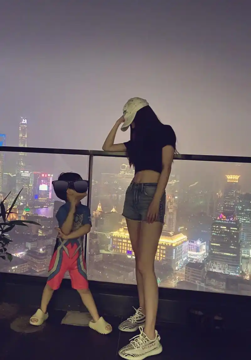 angelababy发出跟儿子小海绵玩耍的合影,和黄晓明感情成谜