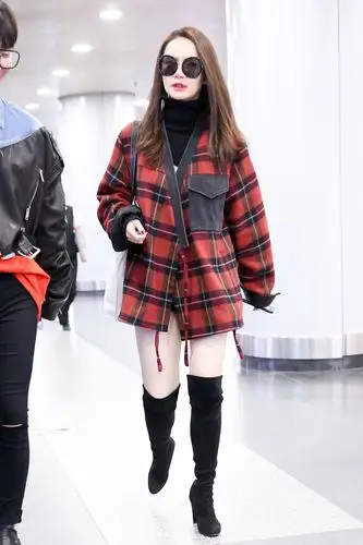 戚薇格子外套配过膝长靴,秀雪白美腿