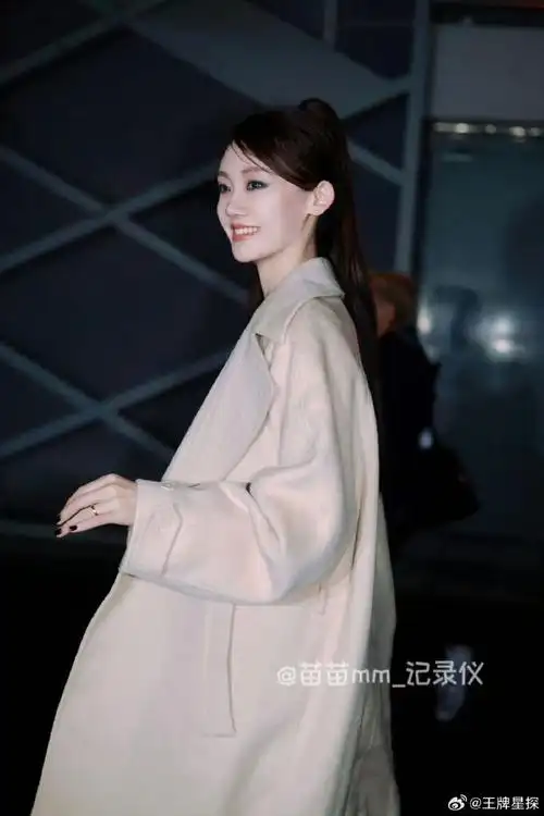 浪姐二公路透##苗苗浪姐二公蓝色烟熏妆