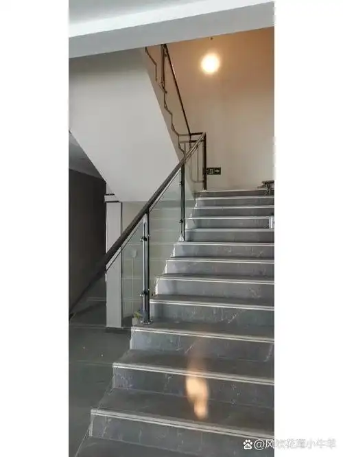 方管鱼嘴立柱玻璃楼梯扶手