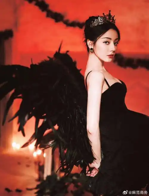 迪丽热巴天使的影子#烛光下的热巴,如同降临人间的天使,背后那对梦
