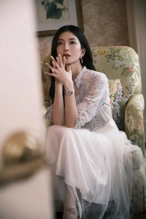 江疏影白色报纸衬衫##江疏影v领报纸衬衫