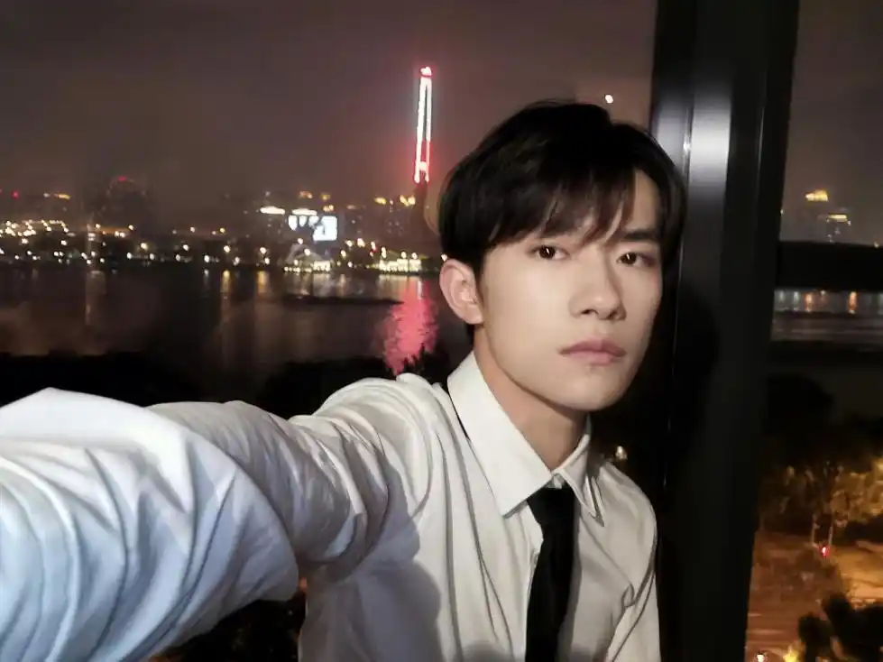 易烊千玺使用nova5 pro前置人像超级夜景拍摄逆光自拍是较难应对的