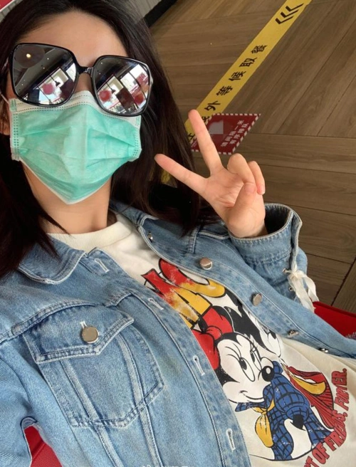 张馨月晒自拍 对着镜头比耶心情好