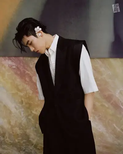 王子异封面大片 诠释复古风造型多变潜力无限