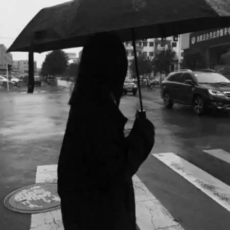 伤感女生黑白头像纷纷扰扰让心很累的