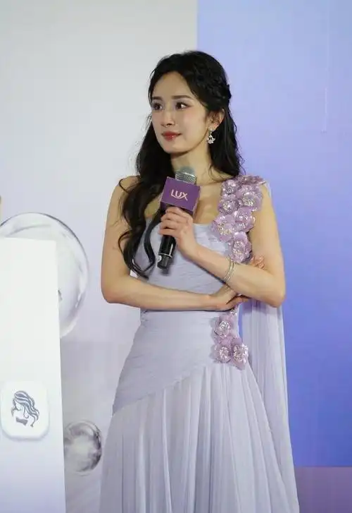 杨幂出席力士品牌活动身穿丁香色抹胸纱裙优雅温柔