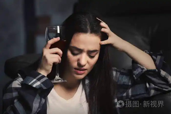 郁闷的年轻女人喝酒