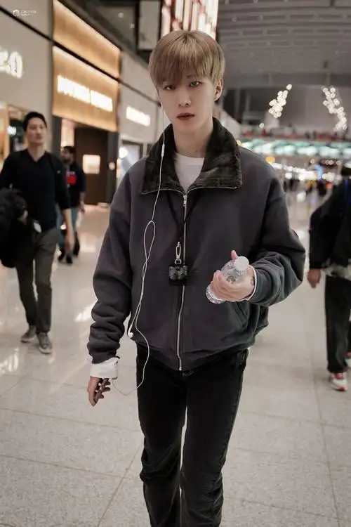 (图/fantasticbaby丨范丞丞 文/ryomania)下载「爱豆app」 了解偶像的