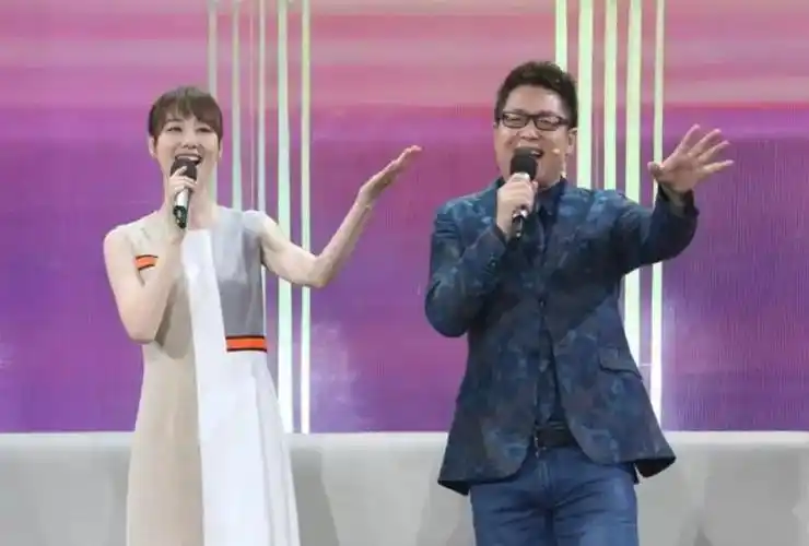 央视主持人王冠:和曹可凡传绯闻,两次从央视消失,38岁仍未婚