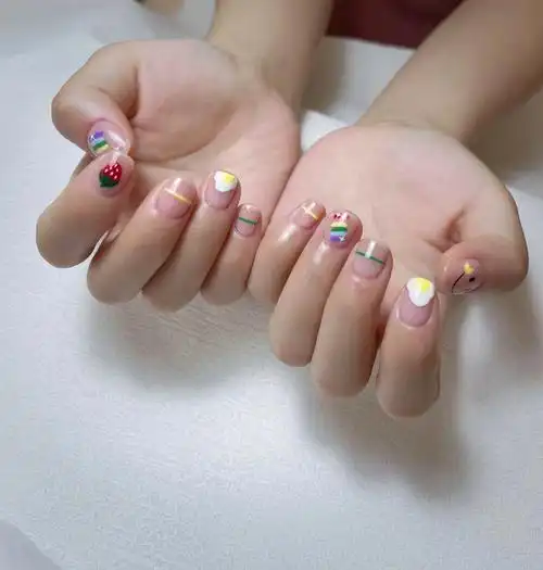 可爱少女泫雅风彩虹美甲