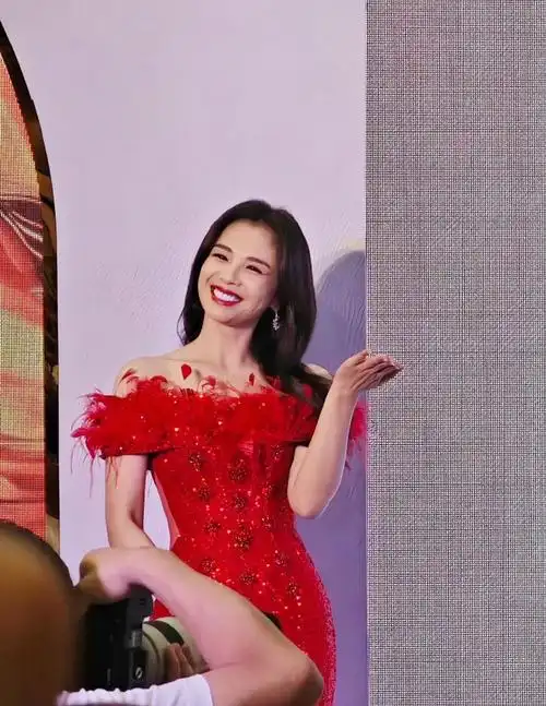 古希腊掌管红色氛围的神##刘涛古希腊掌管生图的神#刘涛今日出席活动