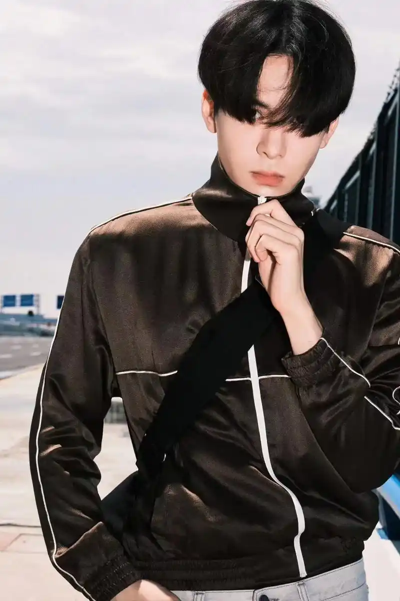 曾舜晞出发巴黎机场图 #曾舜晞  机场出发图鲨疯了 轻松休 - 兑音