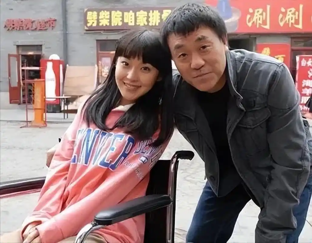 天,何冰在同学聚会上,李海洋突然拍了拍何冰肩膀说:"何冰,我都29了